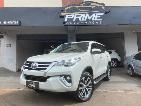TOYOTA HILUX SW4 2.8 SRX 4X4 7 LUGARES 16V TURBO INTERCOOLER DIESEL 4P AUTOMÁTICO